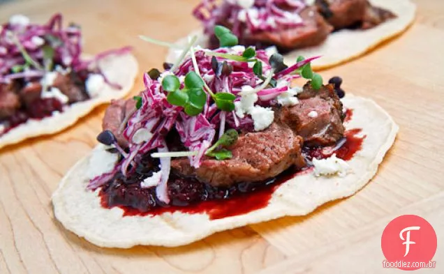 Tacos de pato com salsa de cereja Chipotle e queijo de cabra desintegrado