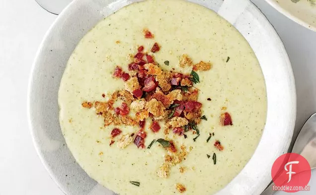 Sopa de batata, alho-poró e brócolis com migalhas de Pancetta