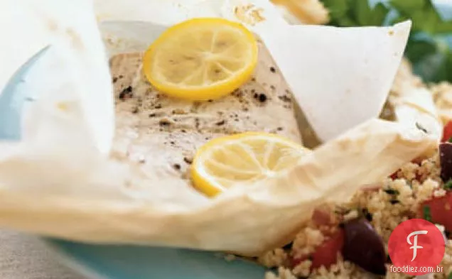 Mediterrâneo Mahimahi em pergaminho com cuscuz