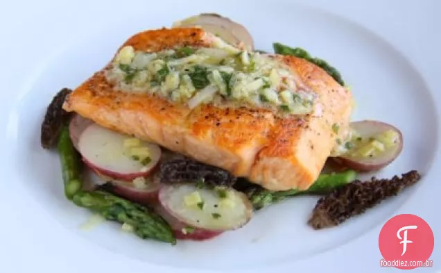 Char Ártico com salada de batata-morel e vinagrete de Alho-Poró