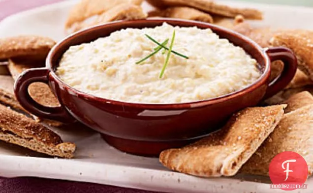 Molho de alcachofra, alho-poró e queijo de cabra com batatas fritas com alho