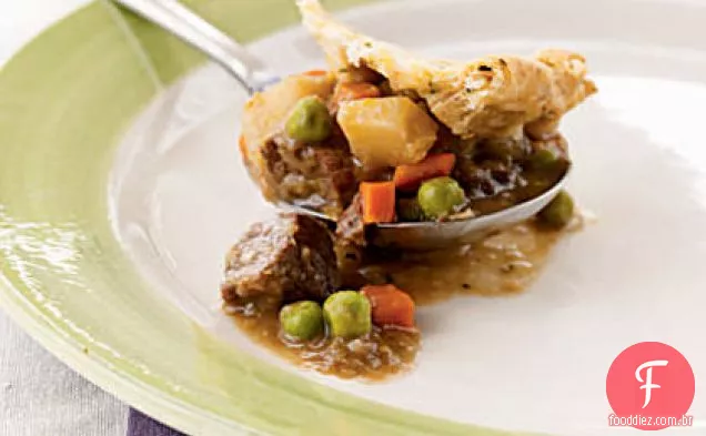 Carne e alho-poró Potpie com crosta de Cebolinha