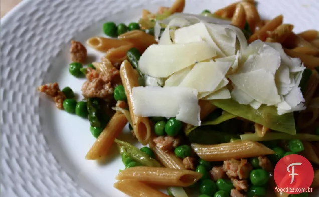 Massa De Primavera Com Alho-Poró, Ervilhas Verdes, Aspargos E Salsicha