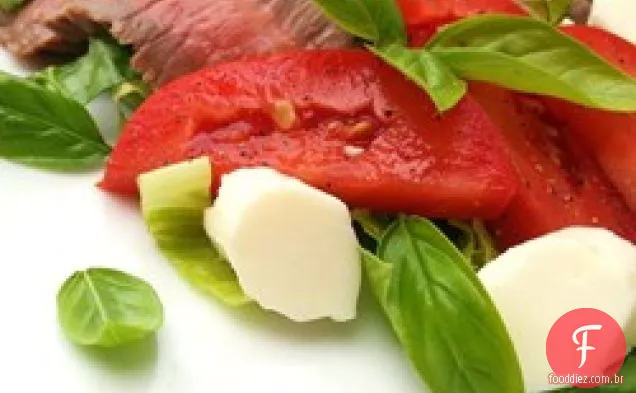 Salada Caprese Com Bife Grelhado