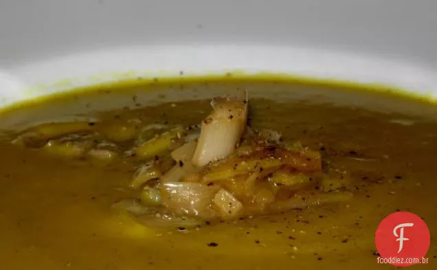 Sopa de abóbora com bolota Curried com leite de coco e gengibre-refogado
