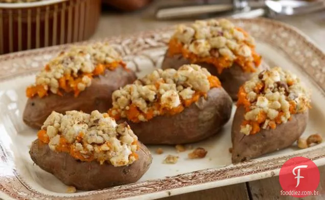 Batata doce recheada com streusel de noz-pecã e marshmallow