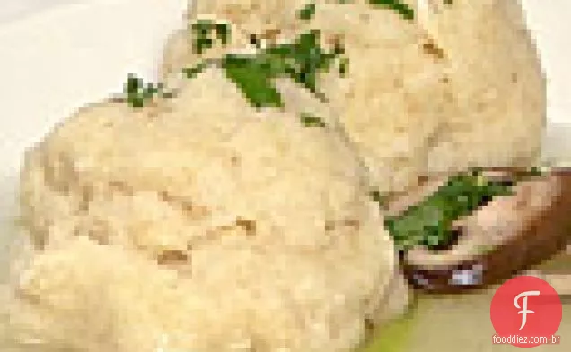 Consommé de capim-limão com bolas de Matzoh, alho-poró e cogumelos Shiitake