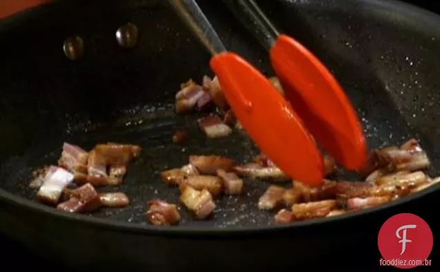 Costeletas de porco com cerveja e molho de bacon