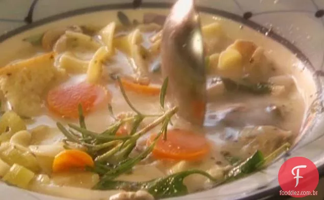 Sopa de macarrão com frango da senhora