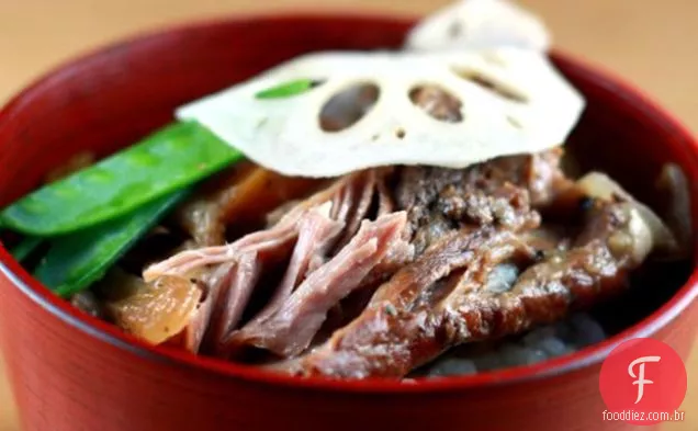 Cerveja Japonesa Refogada Costelas Curtas E Raiz De Lótus Em Conserva
