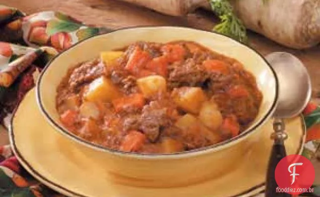 Ensopado de carne com vegetais de raiz