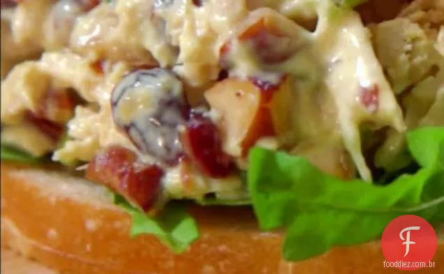 Sanduíches de salada de frango com curry