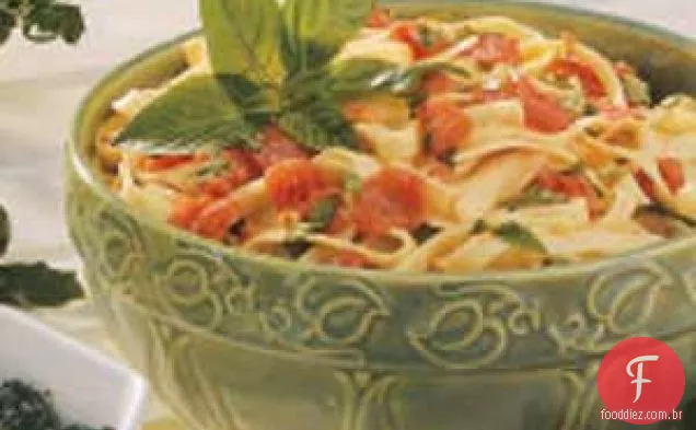 Fettuccine de tomate e manjericão