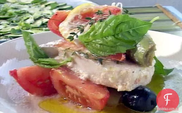 Peixe-espada assado em papel alumínio com sabores mediterrâneos