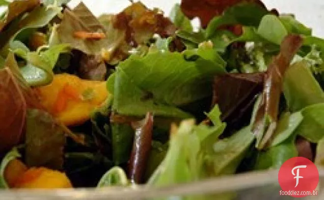 Salada Mesclun e Manga com Molho de Gengibre e Cenoura