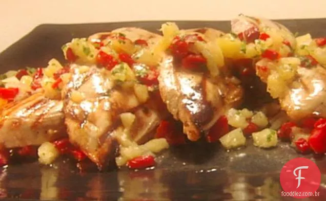 Peito de frango grelhado com iogurte e molho de pimenta vermelha assada com abacaxi