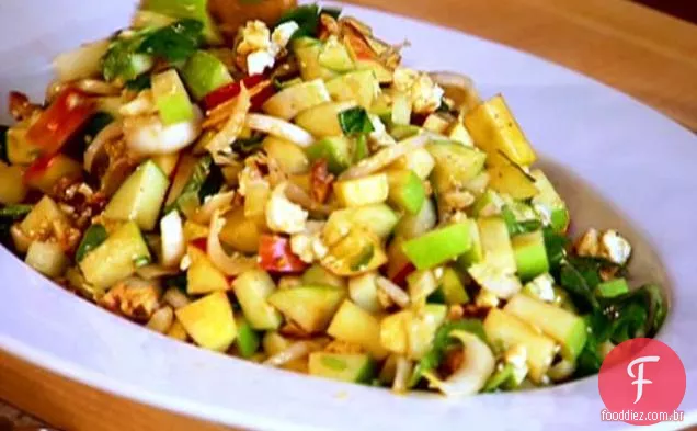 Salada de maçã picada com nozes torradas, queijo azul e vinagrete de romã