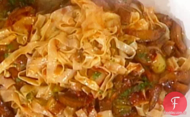 Tagliatelle con Sugo di Funghi e Porri: Fitas com Cogumelo e Ragu de Alho-poró