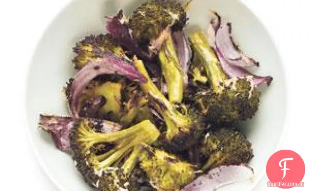 Brócolis E Cebola Assados Com Parmesão