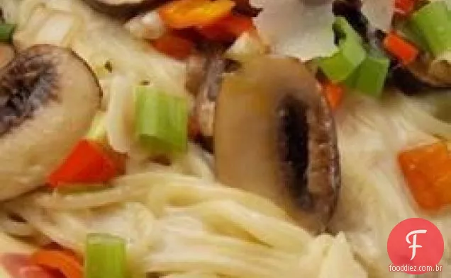 Massa de cabelo de anjo com cogumelo e alho