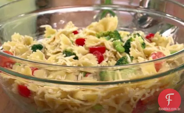 Salada de macarrão com gravata borboleta