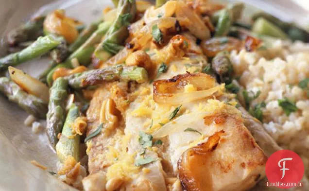 Mahimahi com espargos e castanha de caju