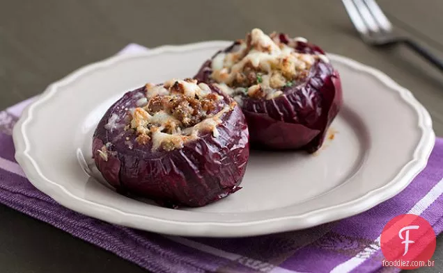Cebolas vermelhas recheadas com salsicha