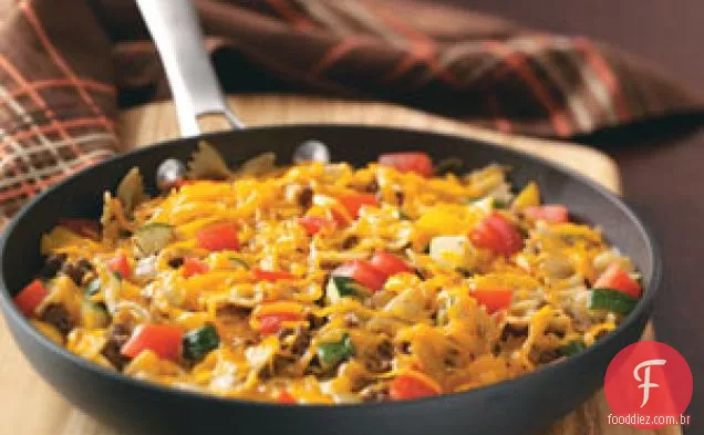 Frigideira de gravata borboleta com carne vegetal