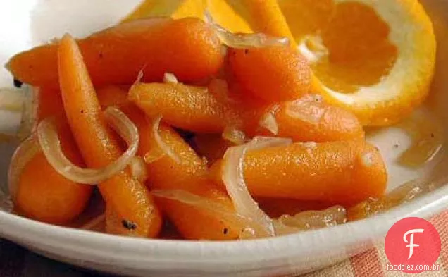 Cenouras e cebolas com vidros alaranjados