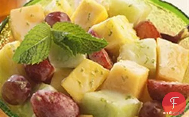 Salada de frutas com molho de menta, mel e limão
