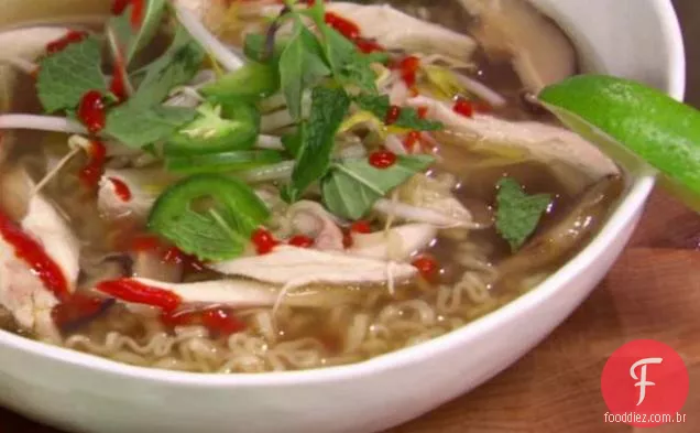 Sopa vietnamita de macarrão com frango