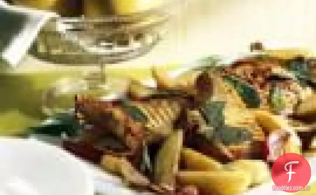 Costeletas De Porco Grelhadas, Peras Asiáticas E Cebolas Torpedo