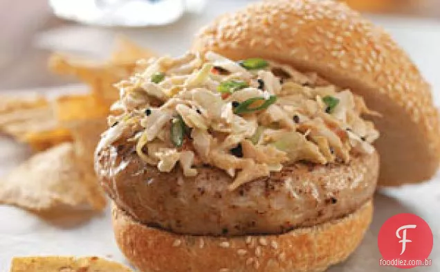 Hambúrgueres de frango com gengibre e salada de gergelim