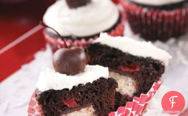 Cupcakes de coco com chocolate e cereja
