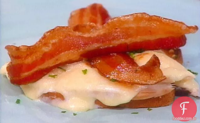 Hot Browns: sanduíches de peru abertos com molho cremoso de parmesão e bacon