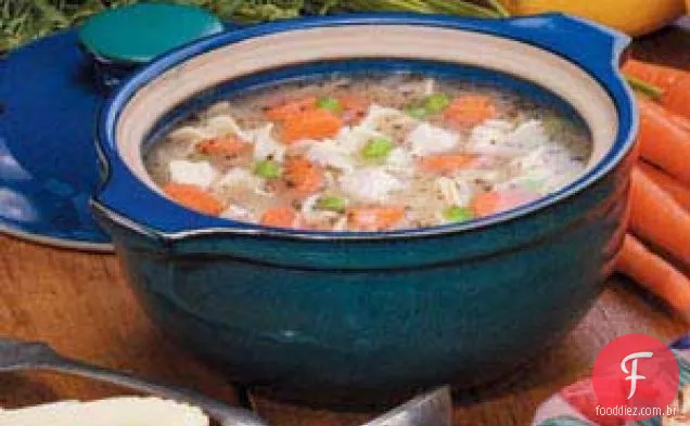 Sopa de macarrão com frango e limão