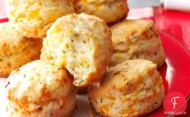 Biscoitos escamosos de cheddar e cebolinha