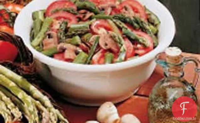 Salada de espargos e tomate