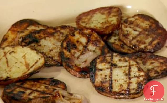 Batatas vermelhas grelhadas e cebolas