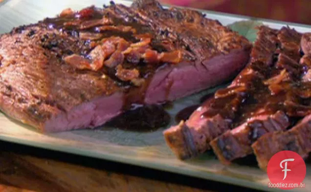 Bife de Flanco Grelhado com Cobertura Balsâmica de Bacon