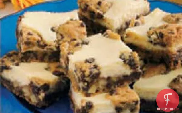 Barras de cheesecake com gotas de chocolate