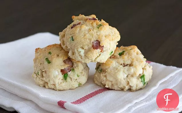 Bacon, Queijo De Cabra E Biscoitos De Cebola Verde