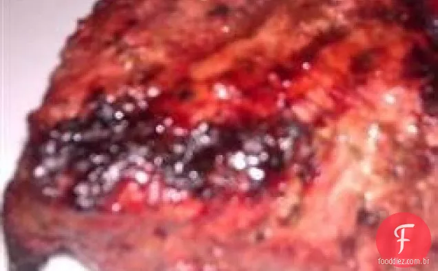 Bifes de lombo de vaca cobertos com raiz-forte e mostarda Dijon