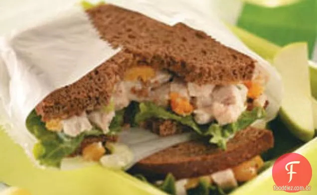 Sanduíches de salada de peru com caju