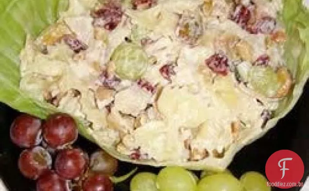 Salada de macarrão com frango com castanha de caju e cranberries secas