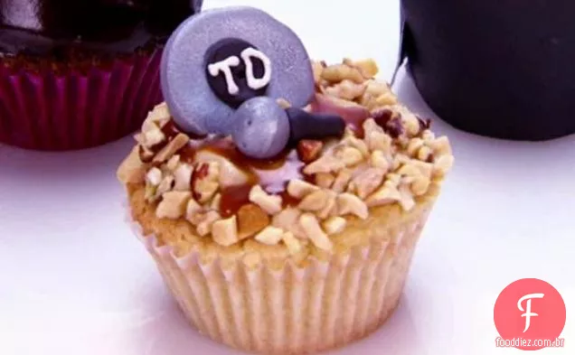 Nozes para Cupcakes de Manteiga de Amendoim com Recheio de Caramelo Salgado
