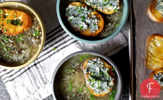 Sopa De Cebola Vidalia Com Arroz Selvagem E Queijo Azul