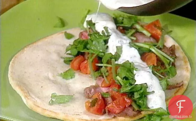 Pitas de Cordeiro com Molho de Tomate, Cebolinha e Iogurte de Menta
