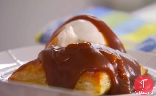 Tortas de Maçã com Molho de Caramelo e Sorvete