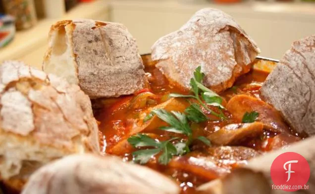 Salsicha, pimenta e cebola uma panela